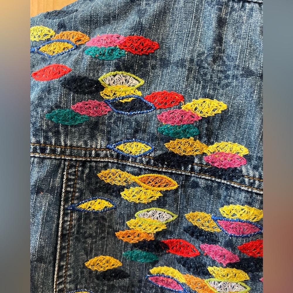 Chico’s size 2 sleeveless vest style embroidered denim top - Picture 5 of 9